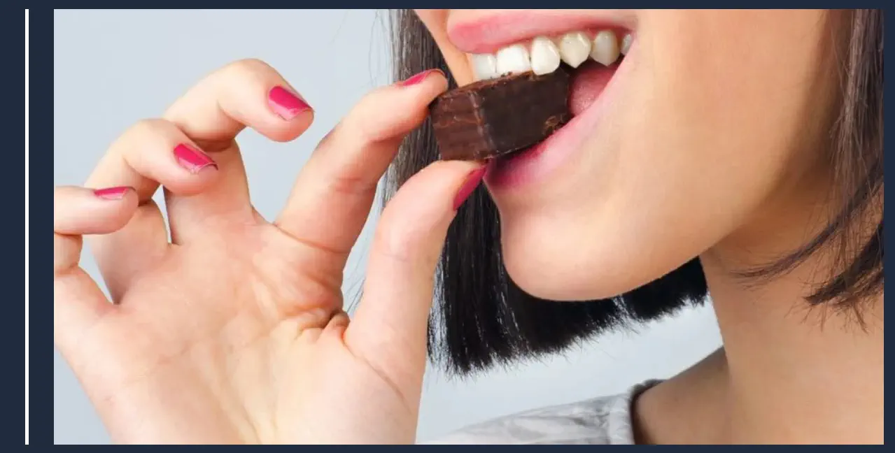 Comiendo chocolate negro para aumentar endorfinas naturalmente